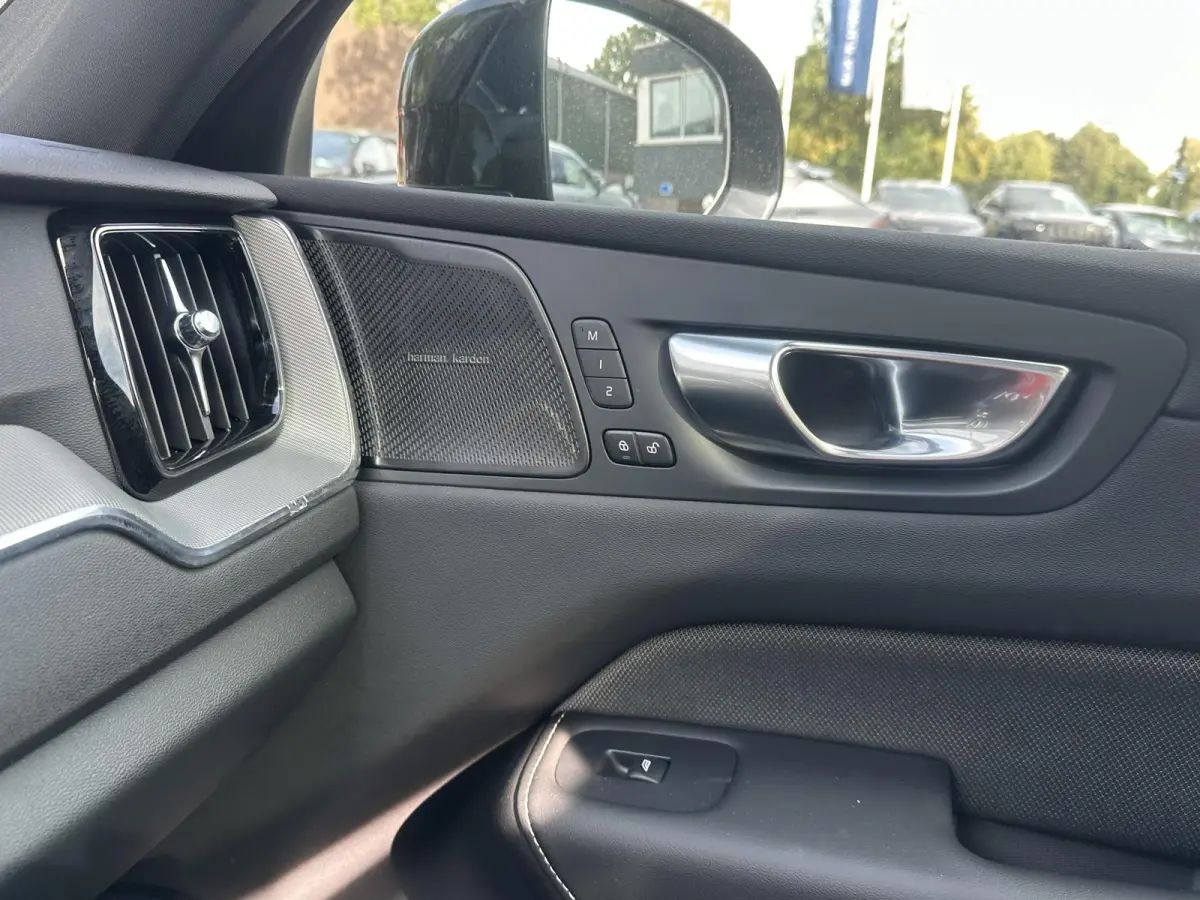 2.0 T6 Plug-in hybrid AWD Plus Black Edition SHOWROOM PRIJS VAN €51.900,- NU VOOR SLECHTS €49.877,- | LUCHTVERING | ELEK. TREKHAAK | STOEL + STOELVERWARMING | ACHTERBANK VERWAMRD | HARMA