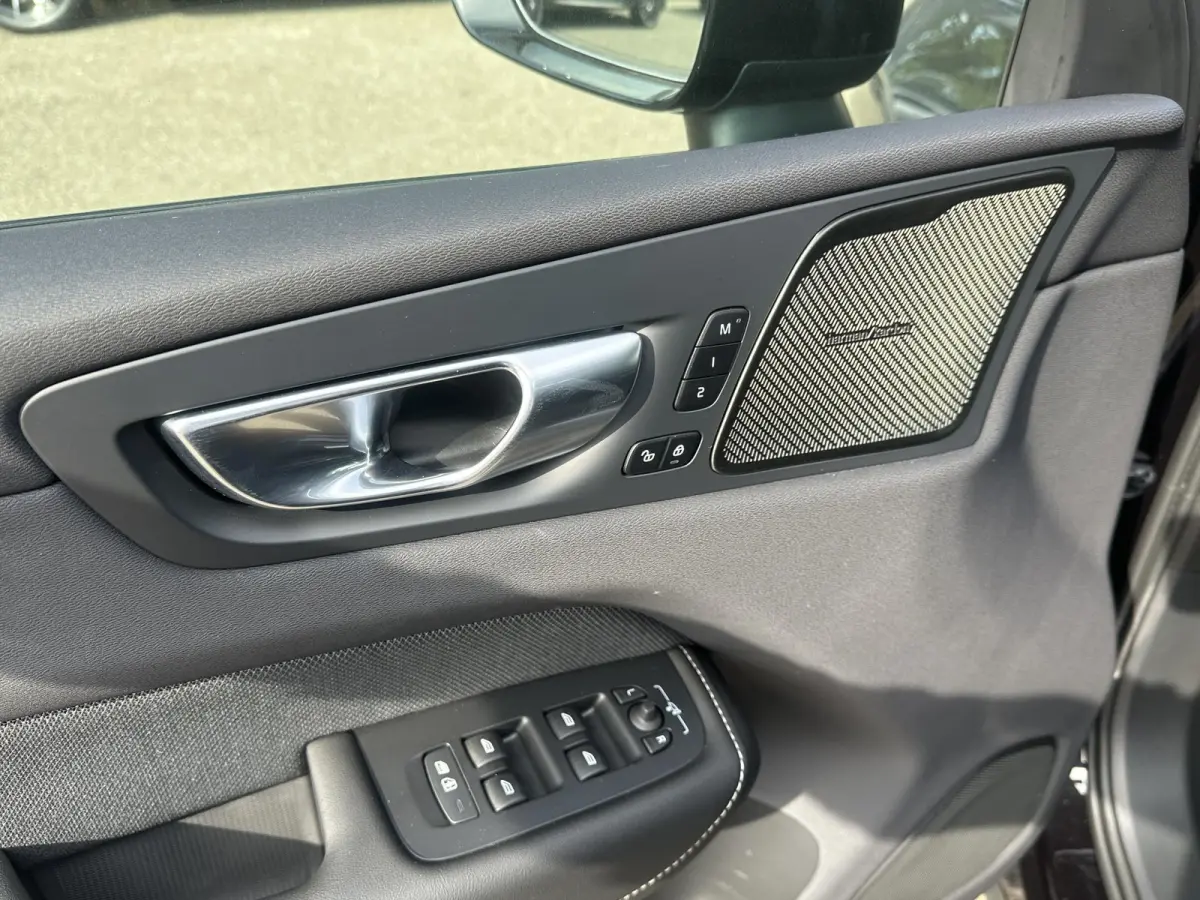 2.0 T6 Plug-in hybrid AWD Plus Black Edition SHOWROOM PRIJS VAN €51.900,- NU VOOR SLECHTS €49.877,- | LUCHTVERING | ELEK. TREKHAAK | STOEL + STOELVERWARMING | ACHTERBANK VERWAMRD | HARMA