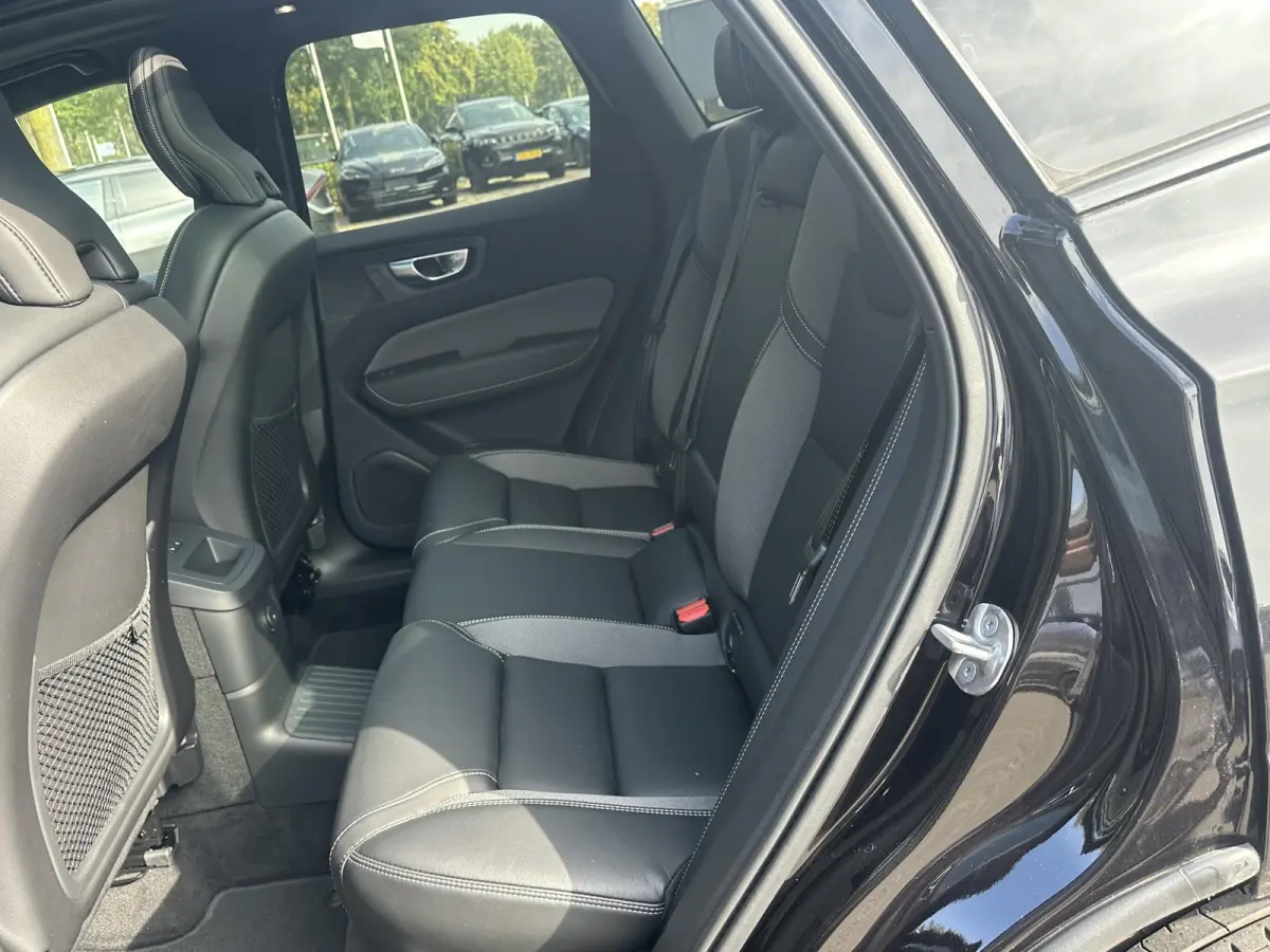 2.0 T6 Plug-in hybrid AWD Plus Black Edition SHOWROOM PRIJS VAN €51.900,- NU VOOR SLECHTS €49.877,- | LUCHTVERING | ELEK. TREKHAAK | STOEL + STOELVERWARMING | ACHTERBANK VERWAMRD | HARMA