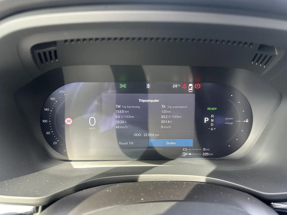 2.0 T6 Plug-in hybrid AWD Plus Black Edition SHOWROOM PRIJS VAN €51.900,- NU VOOR SLECHTS €49.877,- | LUCHTVERING | ELEK. TREKHAAK | STOEL + STOELVERWARMING | ACHTERBANK VERWAMRD | HARMA