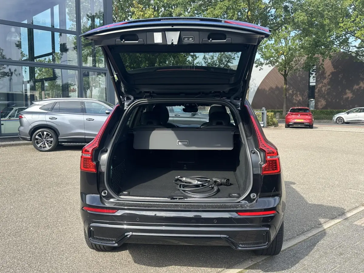 2.0 T6 Plug-in hybrid AWD Plus Black Edition SHOWROOM PRIJS VAN €51.900,- NU VOOR SLECHTS €49.877,- | LUCHTVERING | ELEK. TREKHAAK | STOEL + STOELVERWARMING | ACHTERBANK VERWAMRD | HARMA
