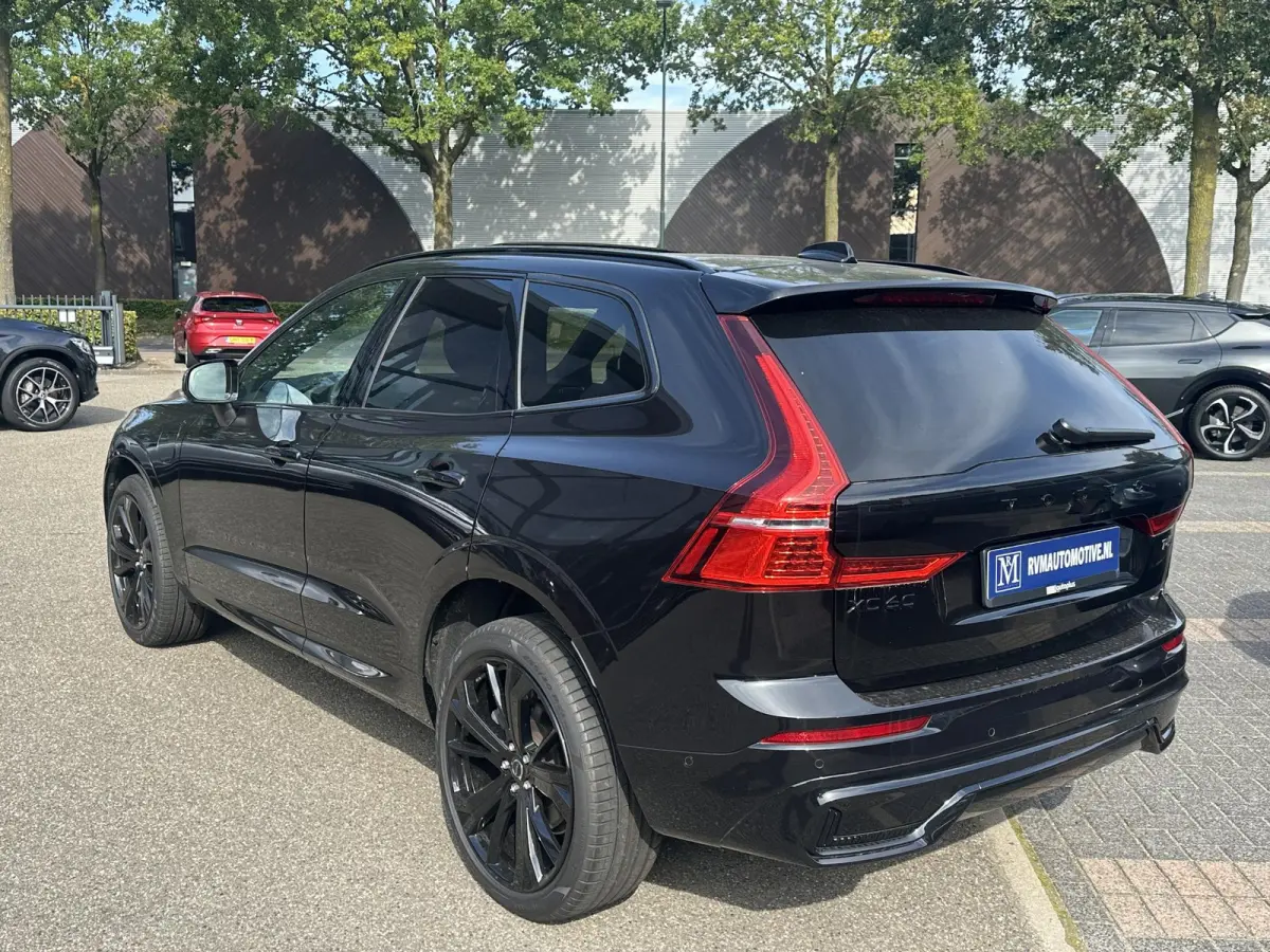 2.0 T6 Plug-in hybrid AWD Plus Black Edition SHOWROOM PRIJS VAN €51.900,- NU VOOR SLECHTS €49.877,- | LUCHTVERING | ELEK. TREKHAAK | STOEL + STOELVERWARMING | ACHTERBANK VERWAMRD | HARMA