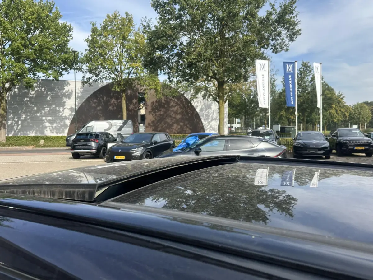 2.0 T6 Plug-in hybrid AWD Plus Black Edition SHOWROOM PRIJS VAN €51.900,- NU VOOR SLECHTS €49.877,- | LUCHTVERING | ELEK. TREKHAAK | STOEL + STOELVERWARMING | ACHTERBANK VERWAMRD | HARMA