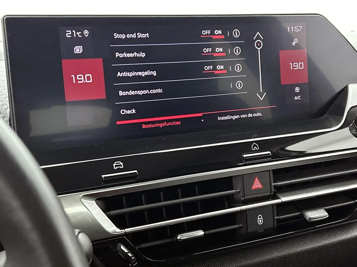 1.2 130pk Feel Edition Automaat | Navigatie | Head-Up Display | Climate Control | Cruise Control | Camera | 17"LMV | LED | Apple Carplay/Android Auto |