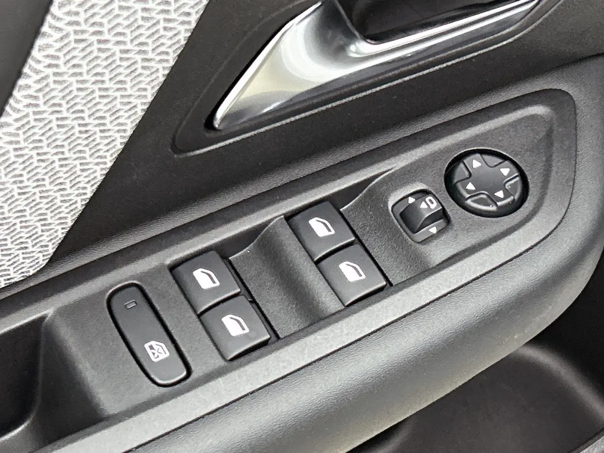 1.2 130pk Feel Edition Automaat | Navigatie | Head-Up Display | Climate Control | Cruise Control | Camera | 17"LMV | LED | Apple Carplay/Android Auto |
