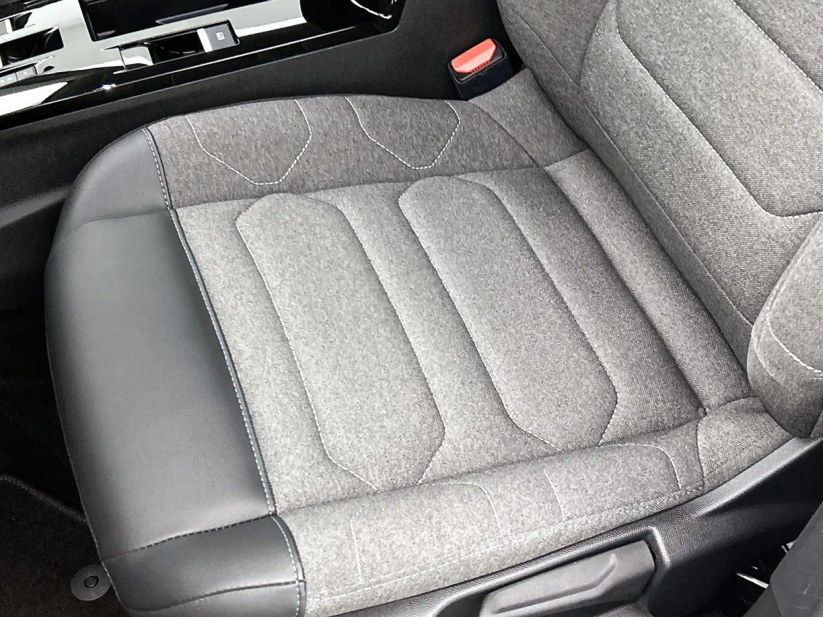 1.2 130pk Feel Edition Automaat | Navigatie | Head-Up Display | Climate Control | Cruise Control | Camera | 17"LMV | LED | Apple Carplay/Android Auto |