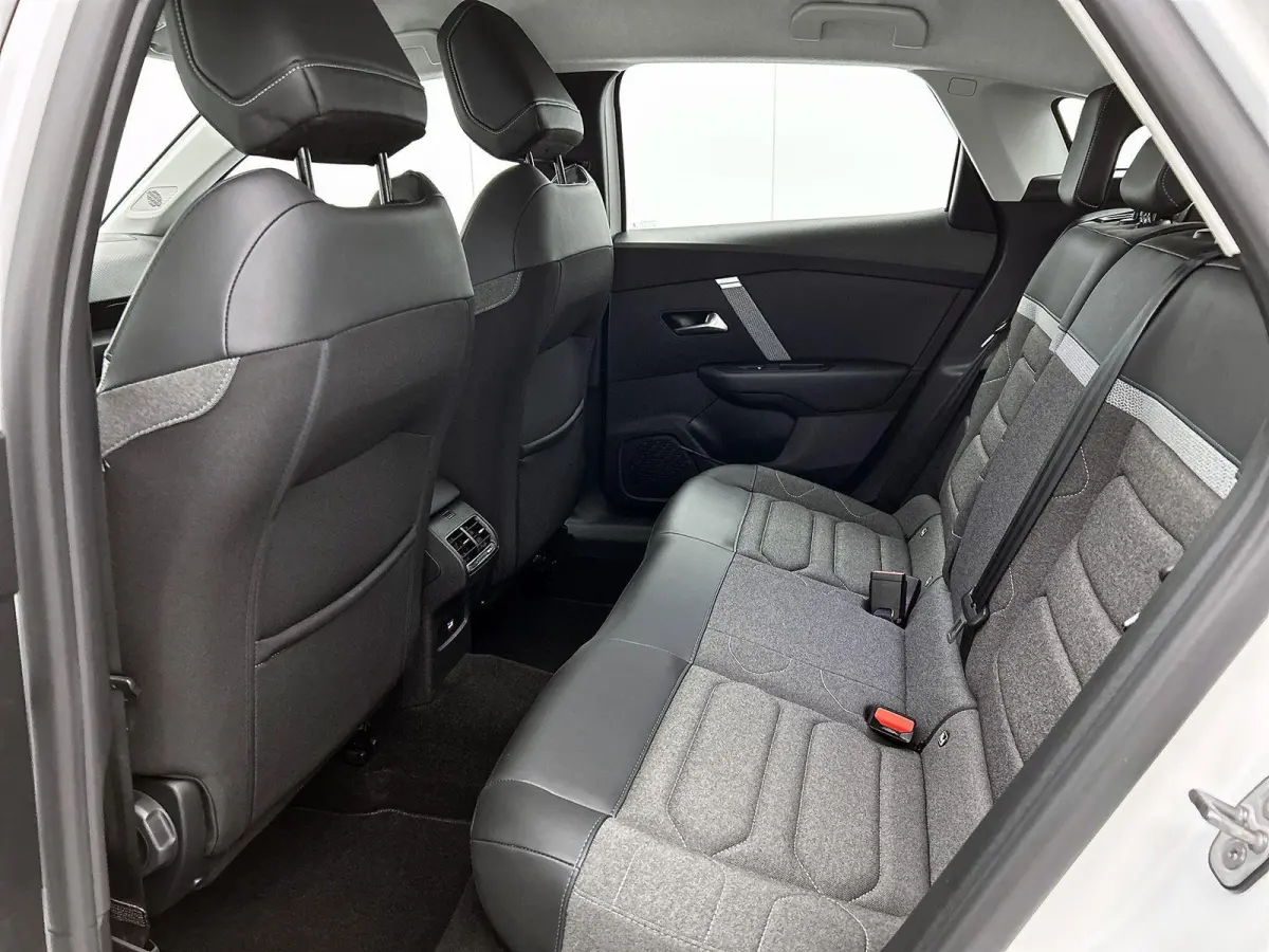 1.2 130pk Feel Edition Automaat | Navigatie | Head-Up Display | Climate Control | Cruise Control | Camera | 17"LMV | LED | Apple Carplay/Android Auto |