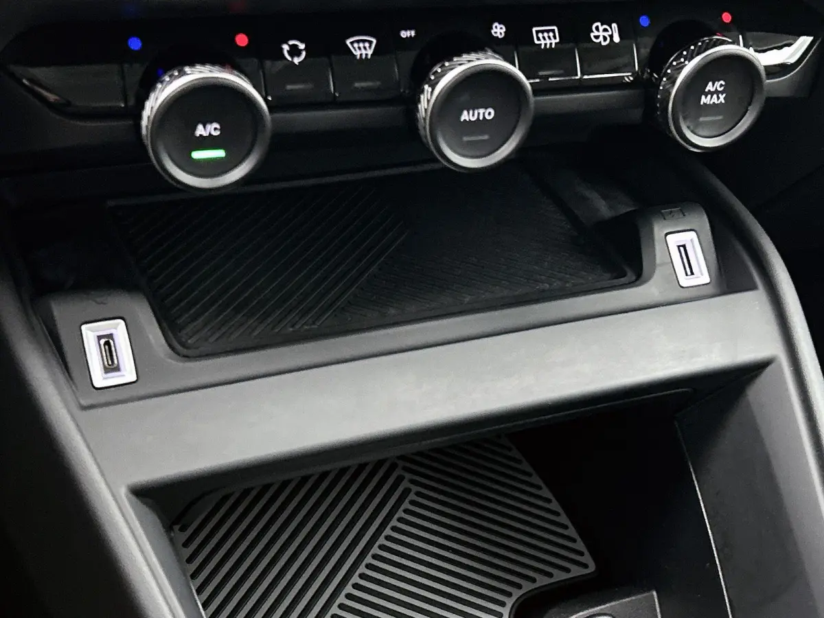 1.2 130pk Feel Edition Automaat | Navigatie | Head-Up Display | Climate Control | Cruise Control | Camera | 17"LMV | LED | Apple Carplay/Android Auto |