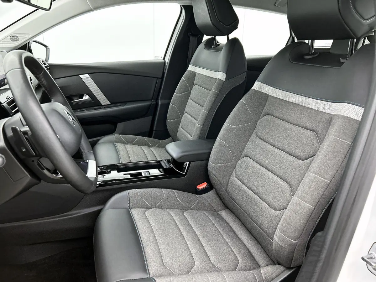 1.2 130pk Feel Edition Automaat | Navigatie | Head-Up Display | Climate Control | Cruise Control | Camera | 17"LMV | LED | Apple Carplay/Android Auto |