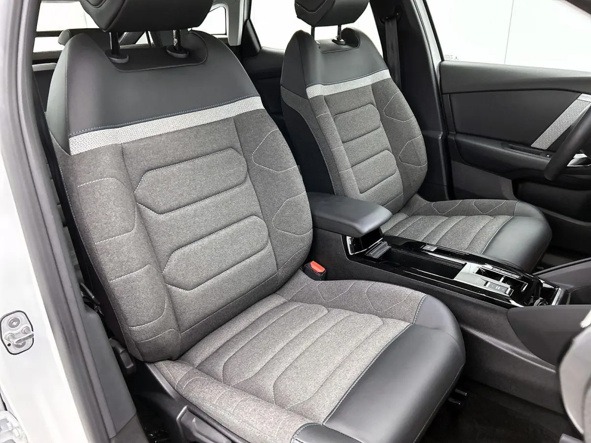 1.2 130pk Feel Edition Automaat | Navigatie | Head-Up Display | Climate Control | Cruise Control | Camera | 17"LMV | LED | Apple Carplay/Android Auto |