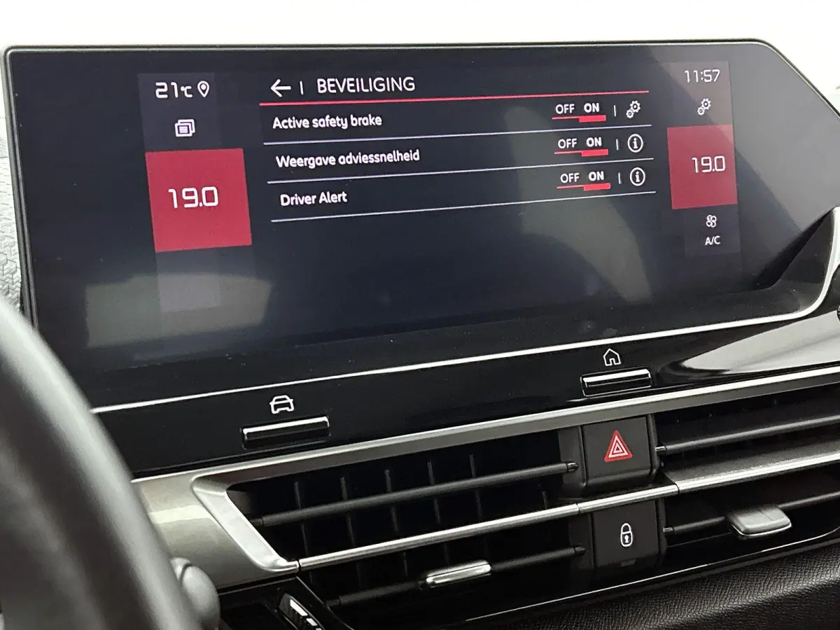 1.2 130pk Feel Edition Automaat | Navigatie | Head-Up Display | Climate Control | Cruise Control | Camera | 17"LMV | LED | Apple Carplay/Android Auto |