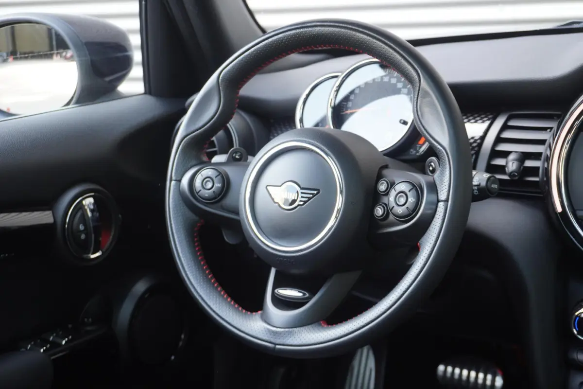 Cooper S | John Cooper Works Uitvoering | 17" LM Track Spoke zwart | Glazen panoramadak | Piano Black Exterieur Accenten | Comfort Access