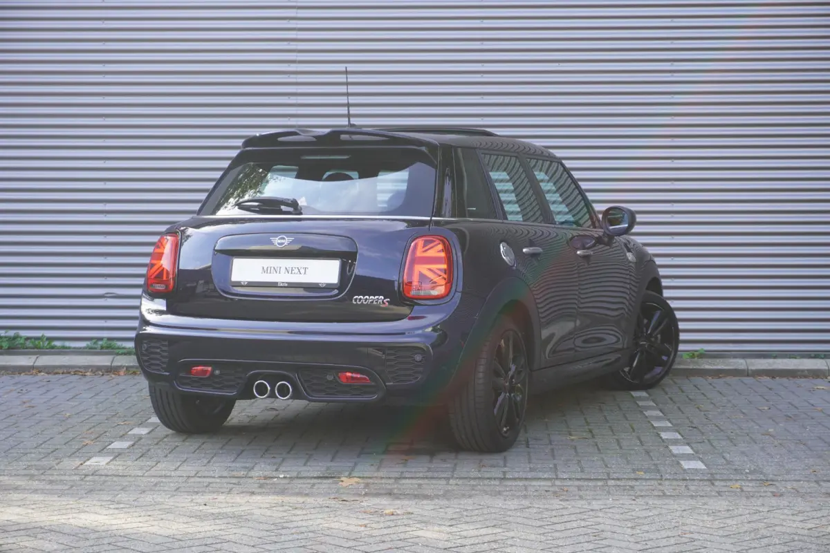 Cooper S | John Cooper Works Uitvoering | 17" LM Track Spoke zwart | Glazen panoramadak | Piano Black Exterieur Accenten | Comfort Access