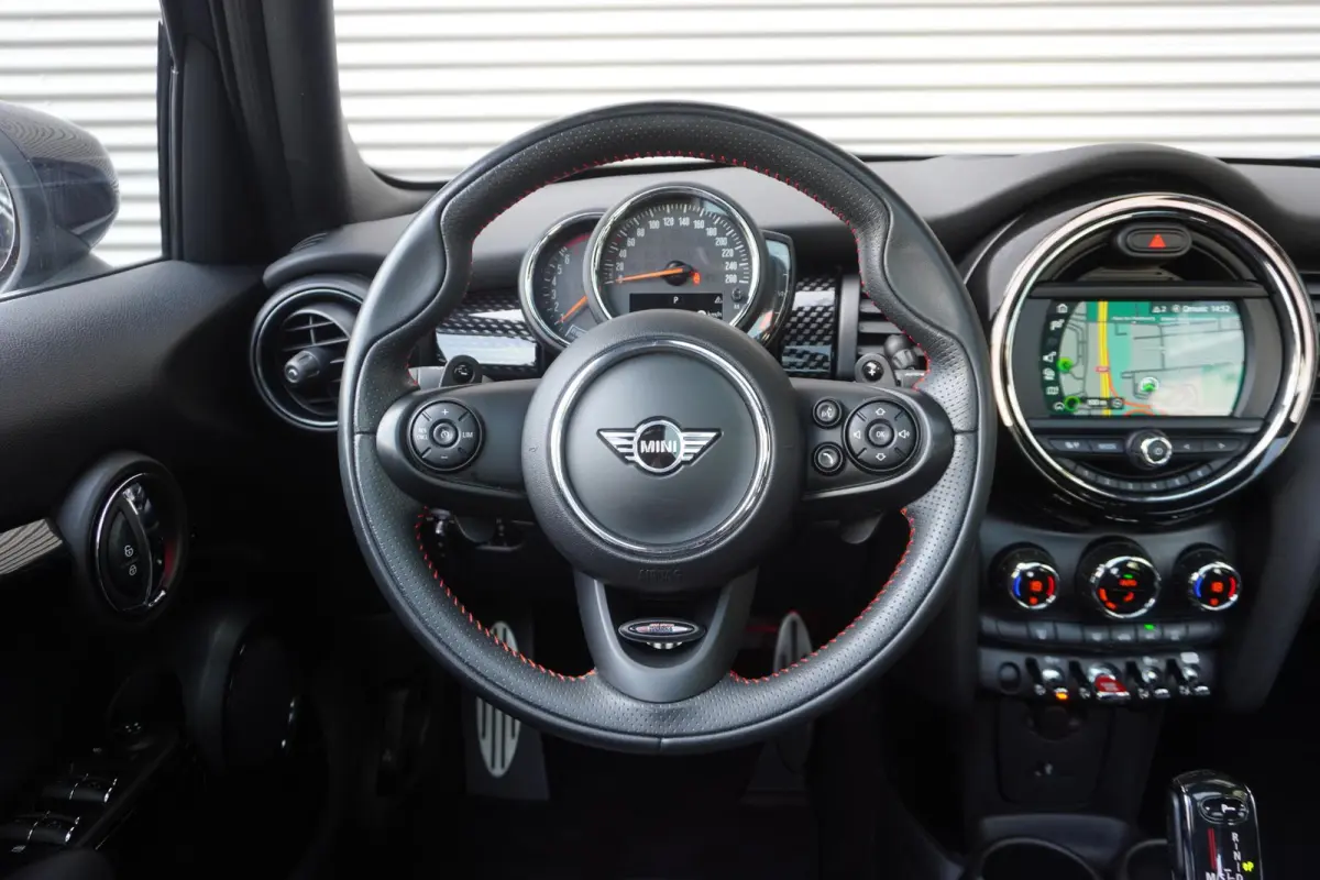 Cooper S | John Cooper Works Uitvoering | 17" LM Track Spoke zwart | Glazen panoramadak | Piano Black Exterieur Accenten | Comfort Access