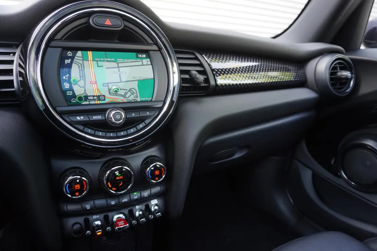 Cooper S | John Cooper Works Uitvoering | 17" LM Track Spoke zwart | Glazen panoramadak | Piano Black Exterieur Accenten | Comfort Access