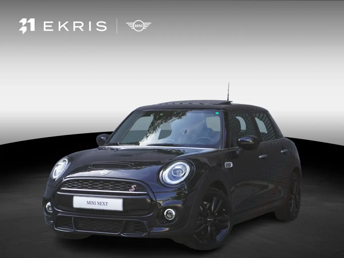 Cooper S | John Cooper Works Uitvoering | 17" LM Track Spoke zwart | Glazen panoramadak | Piano Black Exterieur Accenten | Comfort Access
