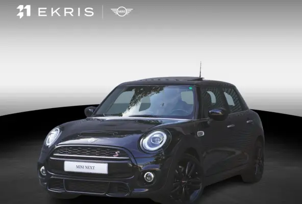 Cooper S | John Cooper Works Uitvoering | 17" LM Track Spoke zwart | Glazen panoramadak | Piano Black Exterieur Accenten | Comfort Access
