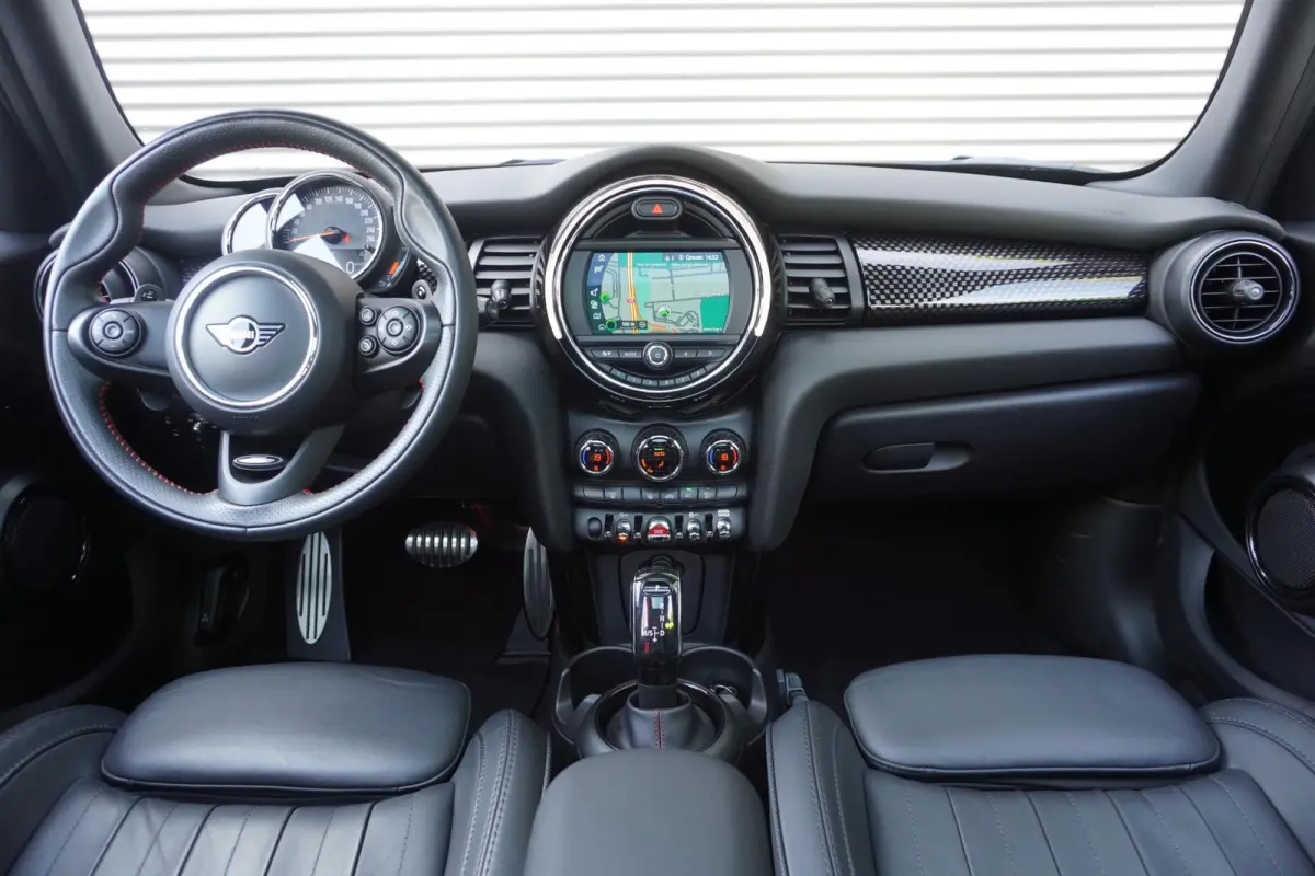 Cooper S | John Cooper Works Uitvoering | 17" LM Track Spoke zwart | Glazen panoramadak | Piano Black Exterieur Accenten | Comfort Access
