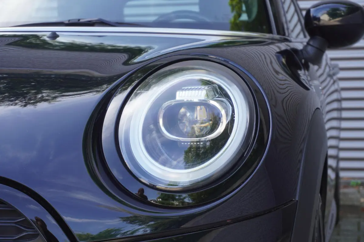 Cooper S | John Cooper Works Uitvoering | 17" LM Track Spoke zwart | Glazen panoramadak | Piano Black Exterieur Accenten | Comfort Access