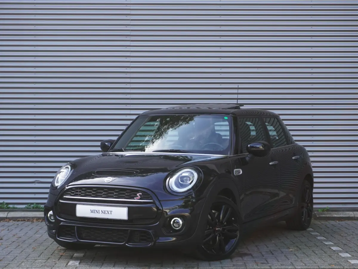 Cooper S | John Cooper Works Uitvoering | 17" LM Track Spoke zwart | Glazen panoramadak | Piano Black Exterieur Accenten | Comfort Access