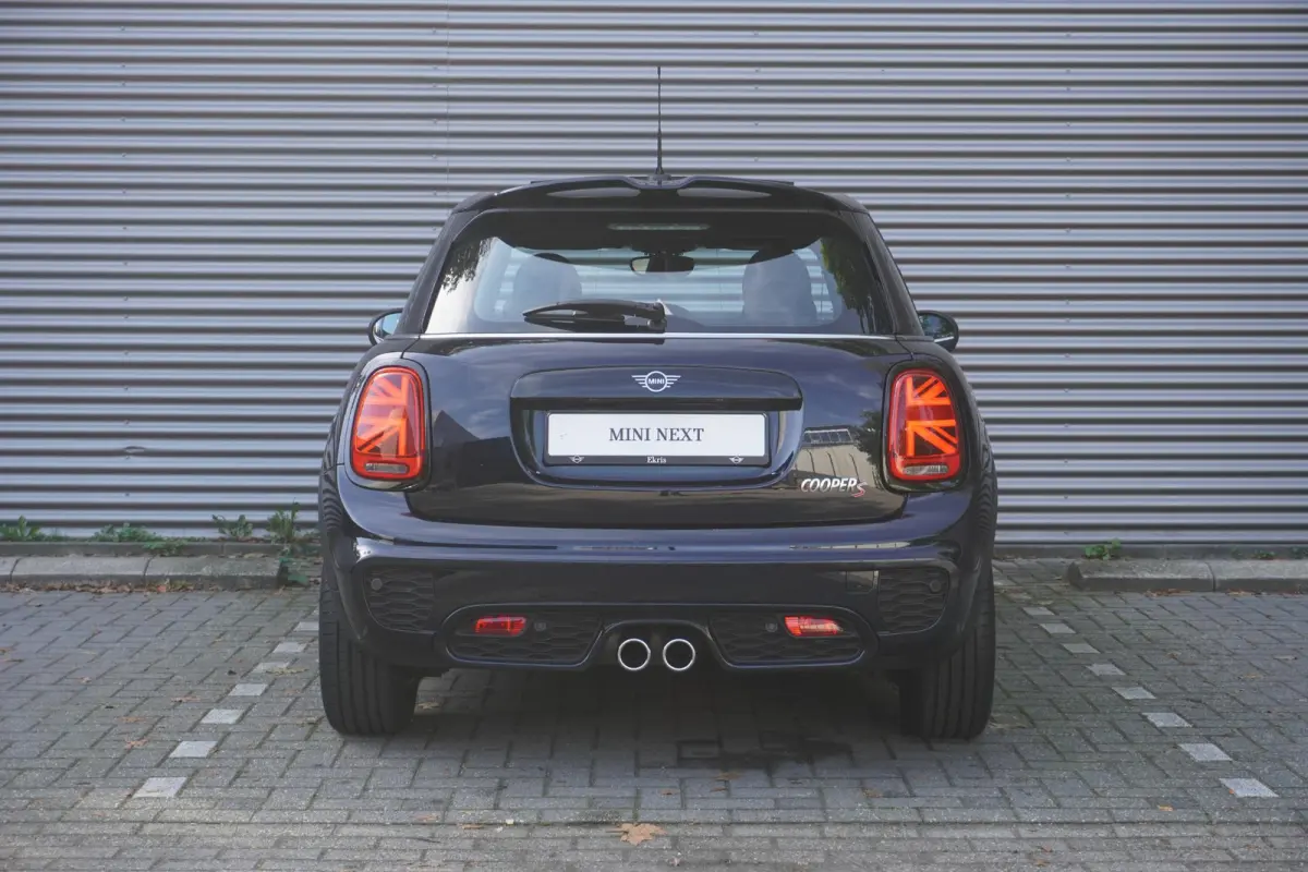 Cooper S | John Cooper Works Uitvoering | 17" LM Track Spoke zwart | Glazen panoramadak | Piano Black Exterieur Accenten | Comfort Access