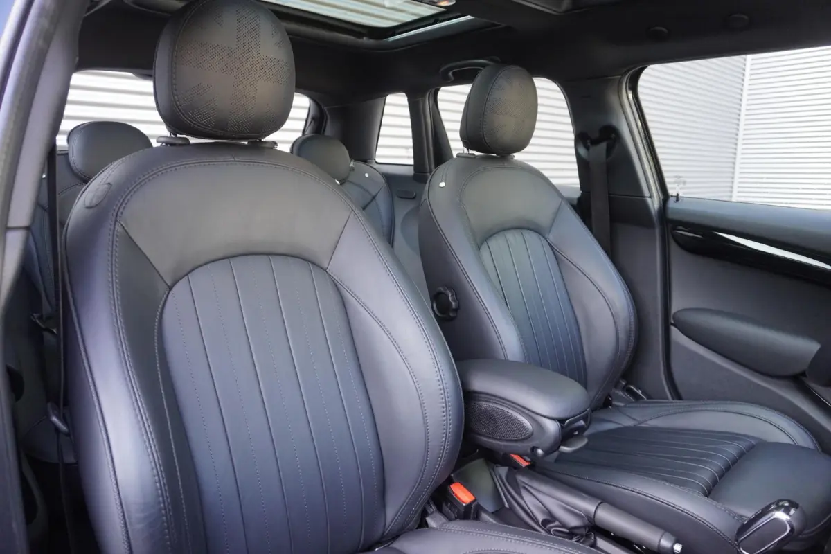 Cooper S | John Cooper Works Uitvoering | 17" LM Track Spoke zwart | Glazen panoramadak | Piano Black Exterieur Accenten | Comfort Access