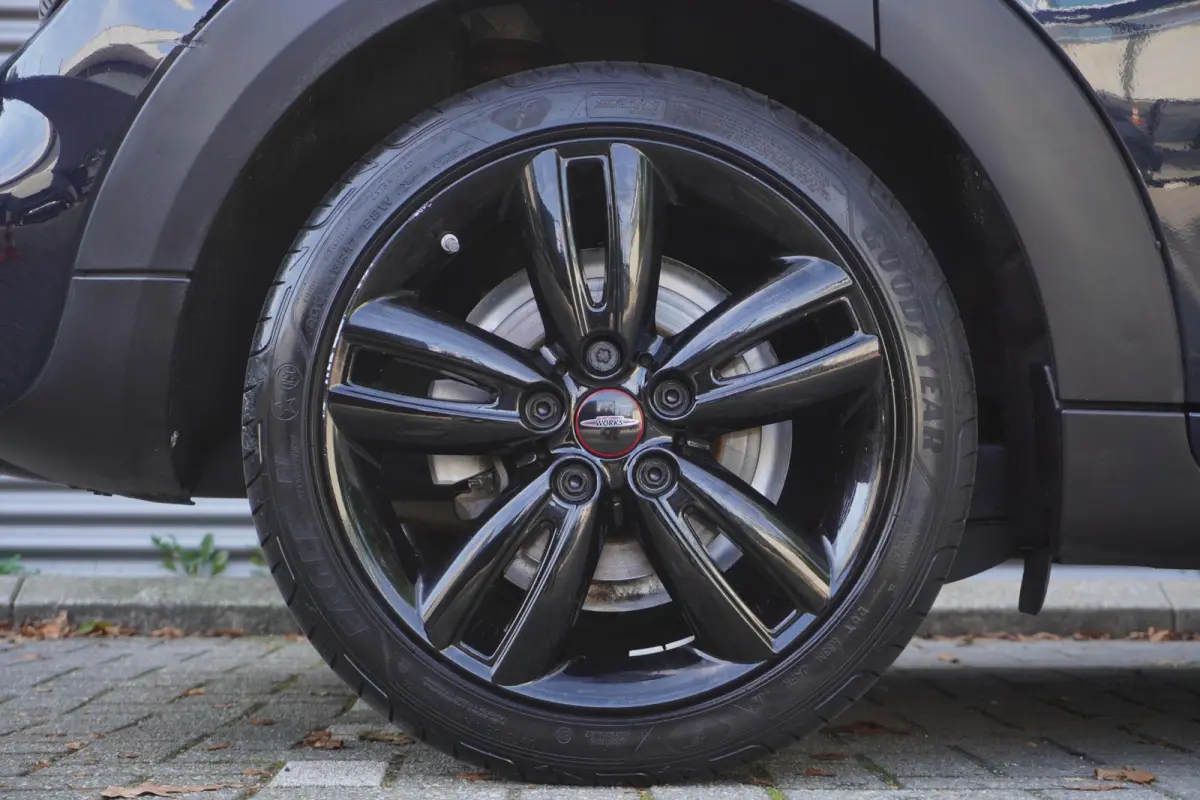 Cooper S | John Cooper Works Uitvoering | 17" LM Track Spoke zwart | Glazen panoramadak | Piano Black Exterieur Accenten | Comfort Access