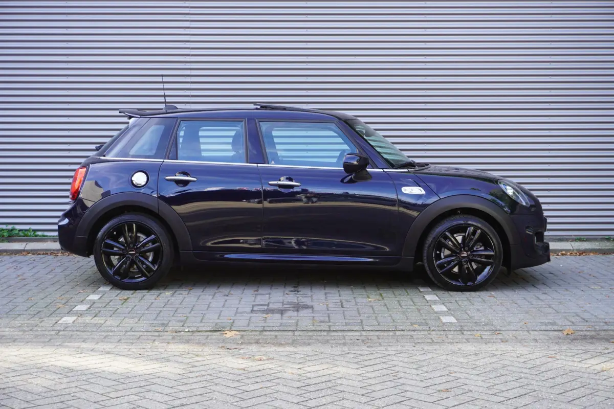Cooper S | John Cooper Works Uitvoering | 17" LM Track Spoke zwart | Glazen panoramadak | Piano Black Exterieur Accenten | Comfort Access