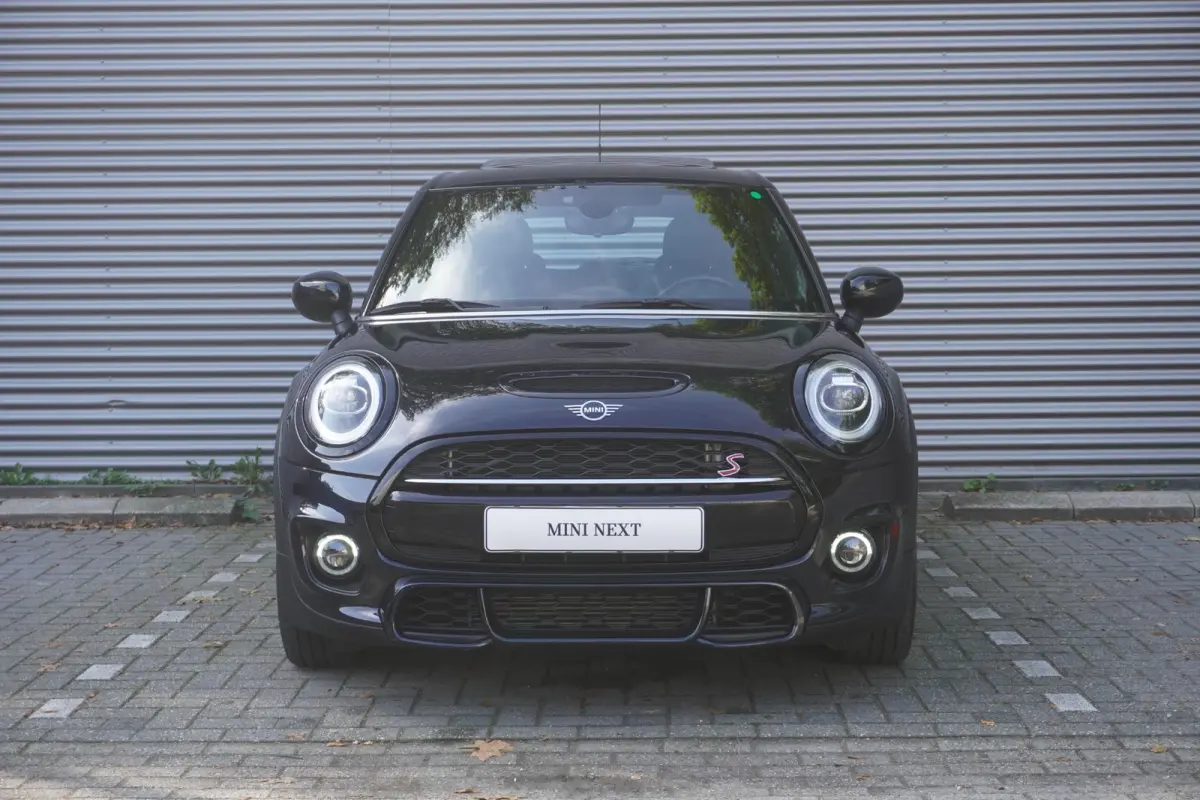 Cooper S | John Cooper Works Uitvoering | 17" LM Track Spoke zwart | Glazen panoramadak | Piano Black Exterieur Accenten | Comfort Access