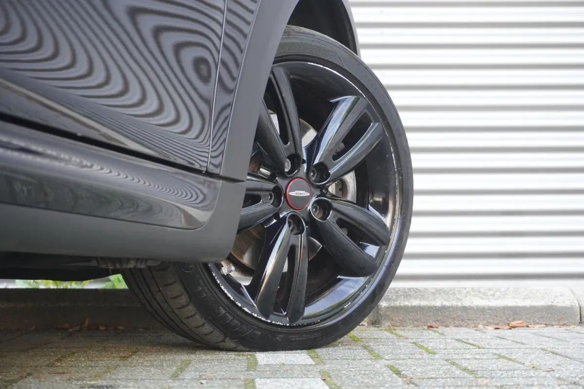 Cooper S | John Cooper Works Uitvoering | 17" LM Track Spoke zwart | Glazen panoramadak | Piano Black Exterieur Accenten | Comfort Access