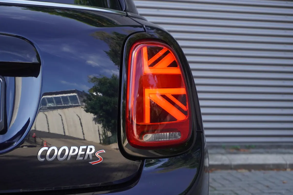 Cooper S | John Cooper Works Uitvoering | 17" LM Track Spoke zwart | Glazen panoramadak | Piano Black Exterieur Accenten | Comfort Access
