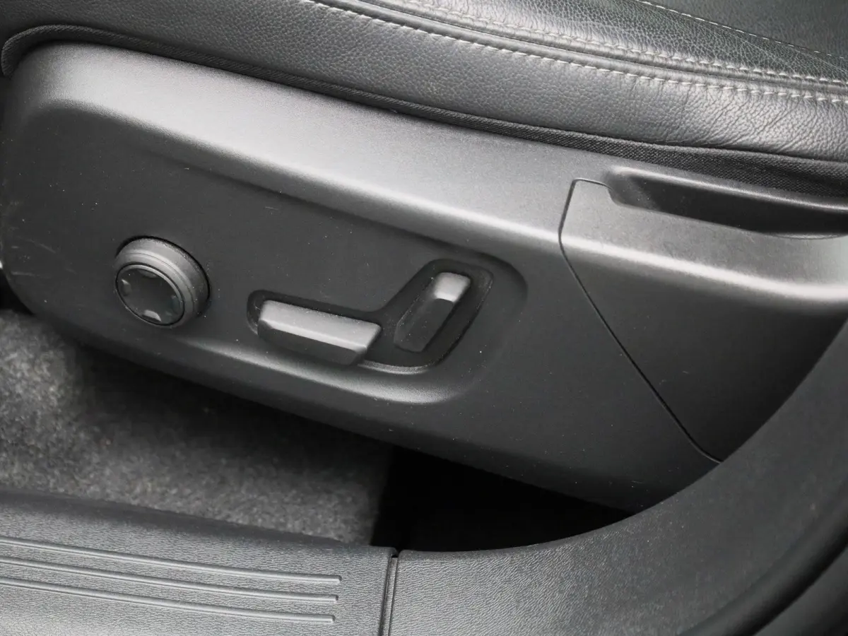 T4 Geartronic R-Design | WORDT VERWACHT | ACHTERUITRIJCAMERA | HARMAN KARDON | STOELVERWARMING | STUURWIELVERWARMING | LEDER | MEMORY | CLIMATE CONTROL | CRUISE CONTROL |