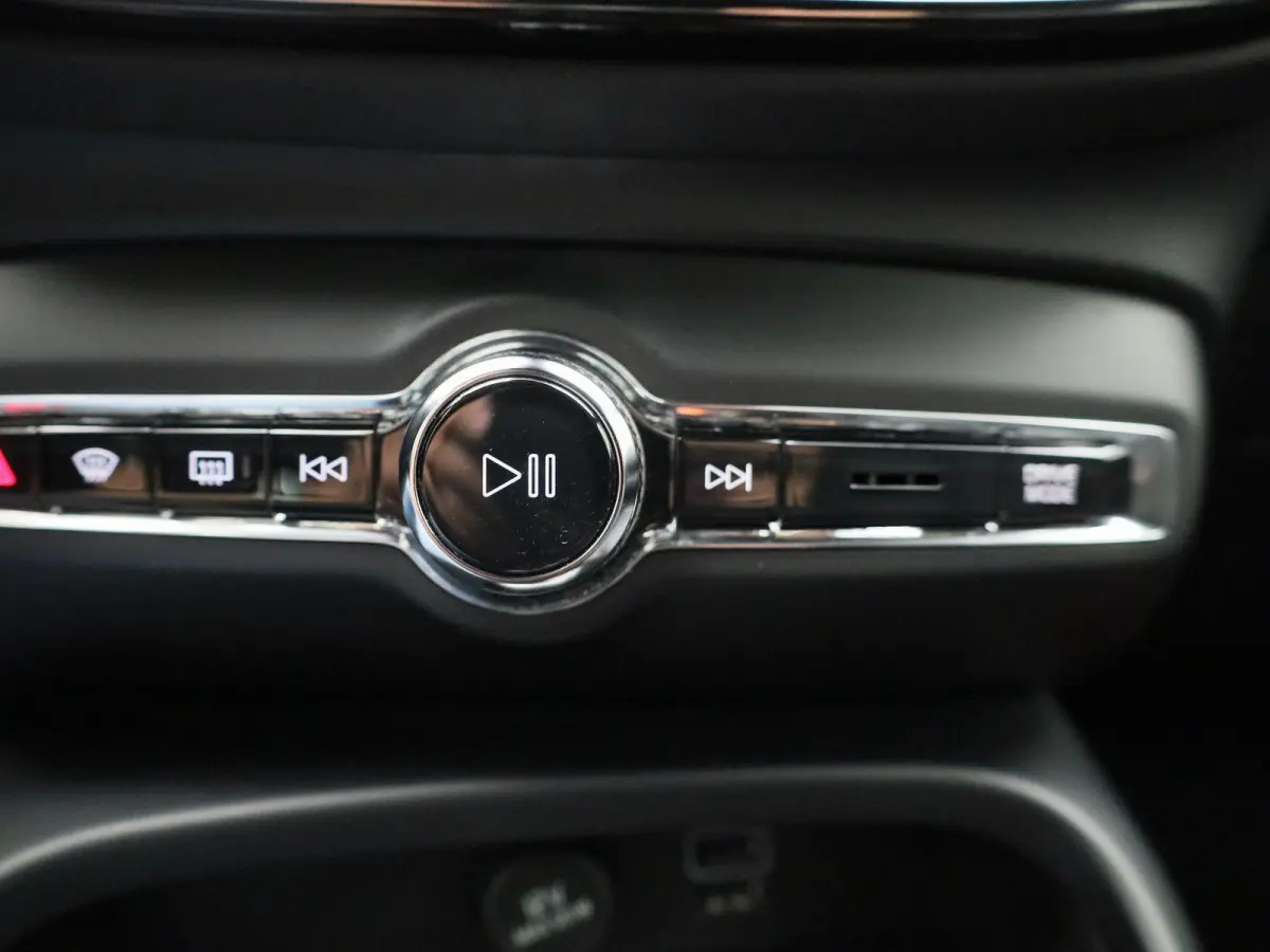 T4 Geartronic R-Design | WORDT VERWACHT | ACHTERUITRIJCAMERA | HARMAN KARDON | STOELVERWARMING | STUURWIELVERWARMING | LEDER | MEMORY | CLIMATE CONTROL | CRUISE CONTROL |