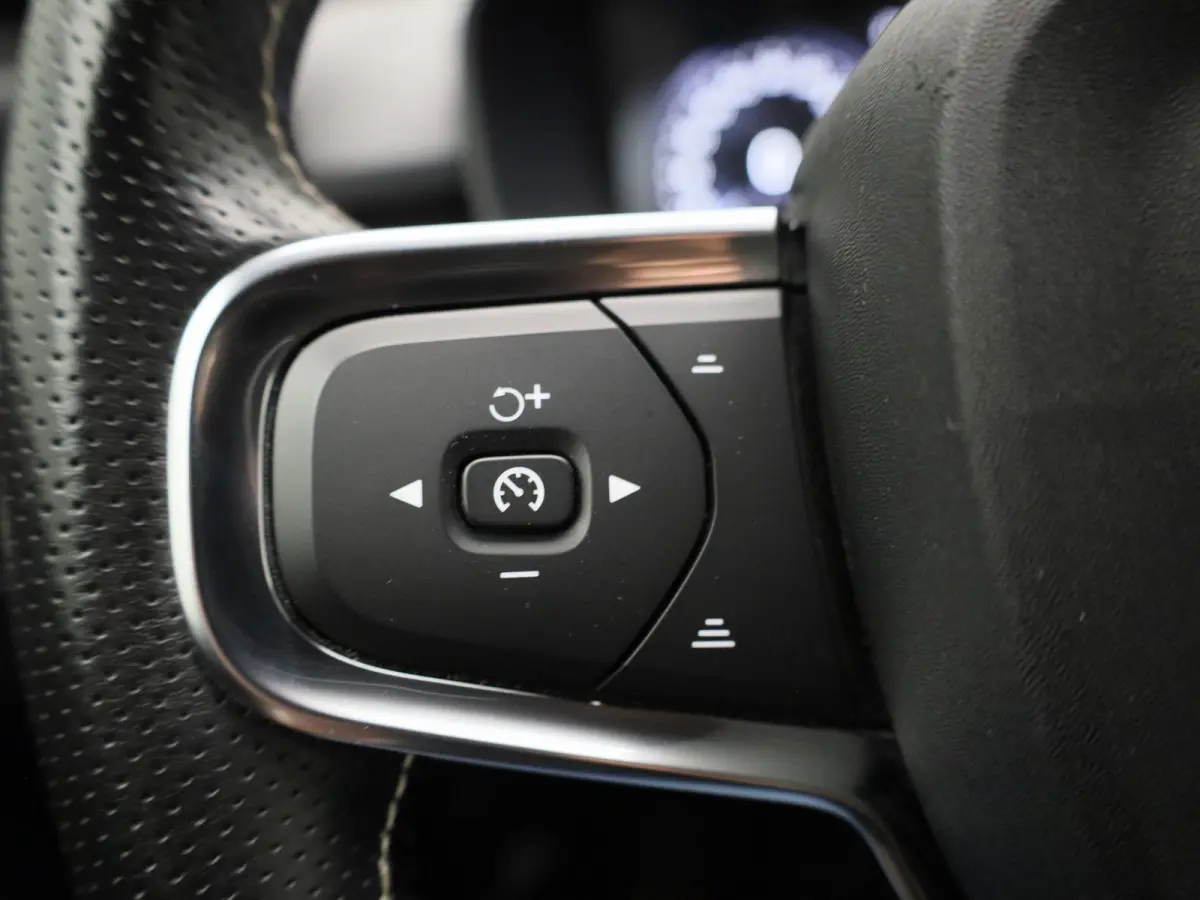 T4 Geartronic R-Design | WORDT VERWACHT | ACHTERUITRIJCAMERA | HARMAN KARDON | STOELVERWARMING | STUURWIELVERWARMING | LEDER | MEMORY | CLIMATE CONTROL | CRUISE CONTROL |