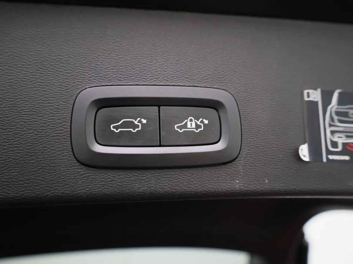 T4 Geartronic R-Design | WORDT VERWACHT | ACHTERUITRIJCAMERA | HARMAN KARDON | STOELVERWARMING | STUURWIELVERWARMING | LEDER | MEMORY | CLIMATE CONTROL | CRUISE CONTROL |