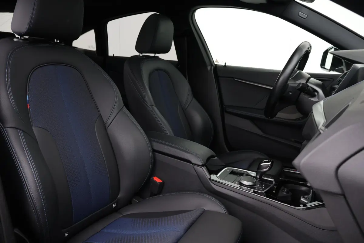 218i | Sport Pakket pro | Panorama Dak | Stuur & Stoelverwarming Voor | Adaptieve Led | Harman Kardon | Frozen Pure Grey |