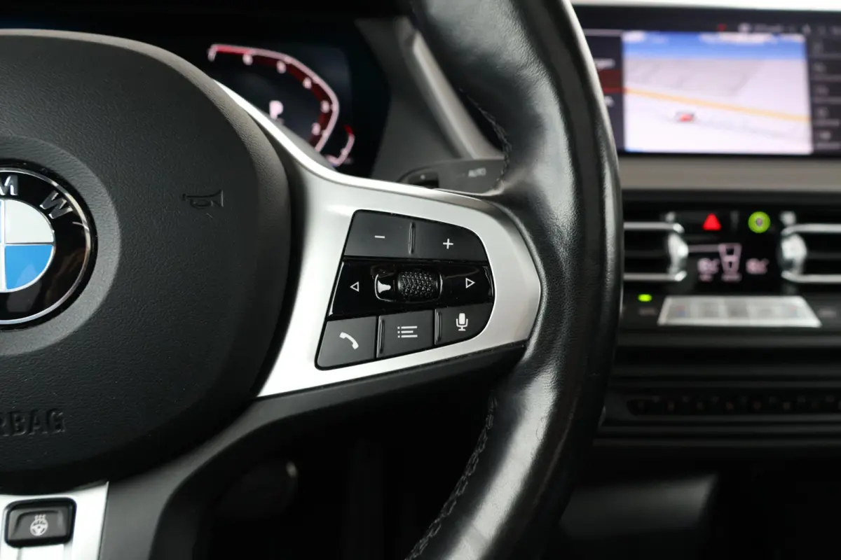 218i | Sport Pakket pro | Panorama Dak | Stuur & Stoelverwarming Voor | Adaptieve Led | Harman Kardon | Frozen Pure Grey |