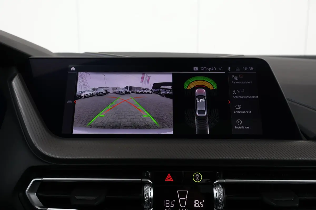 218i | Sport Pakket pro | Panorama Dak | Stuur & Stoelverwarming Voor | Adaptieve Led | Harman Kardon | Frozen Pure Grey |