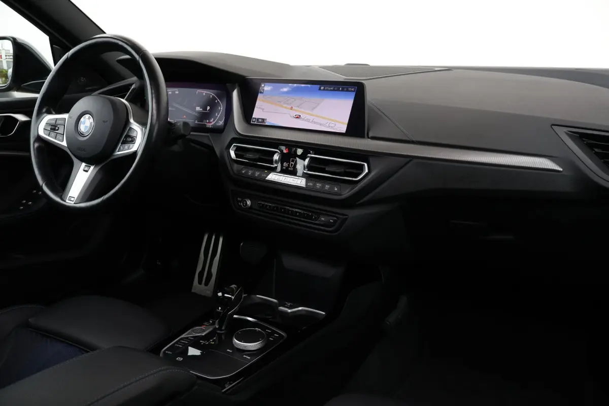 218i | Sport Pakket pro | Panorama Dak | Stuur & Stoelverwarming Voor | Adaptieve Led | Harman Kardon | Frozen Pure Grey |