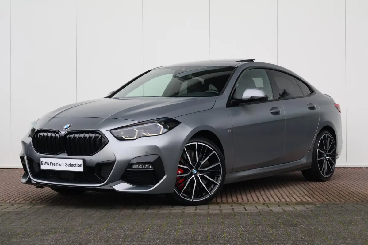218i | Sport Pakket pro | Panorama Dak | Stuur & Stoelverwarming Voor | Adaptieve Led | Harman Kardon | Frozen Pure Grey |