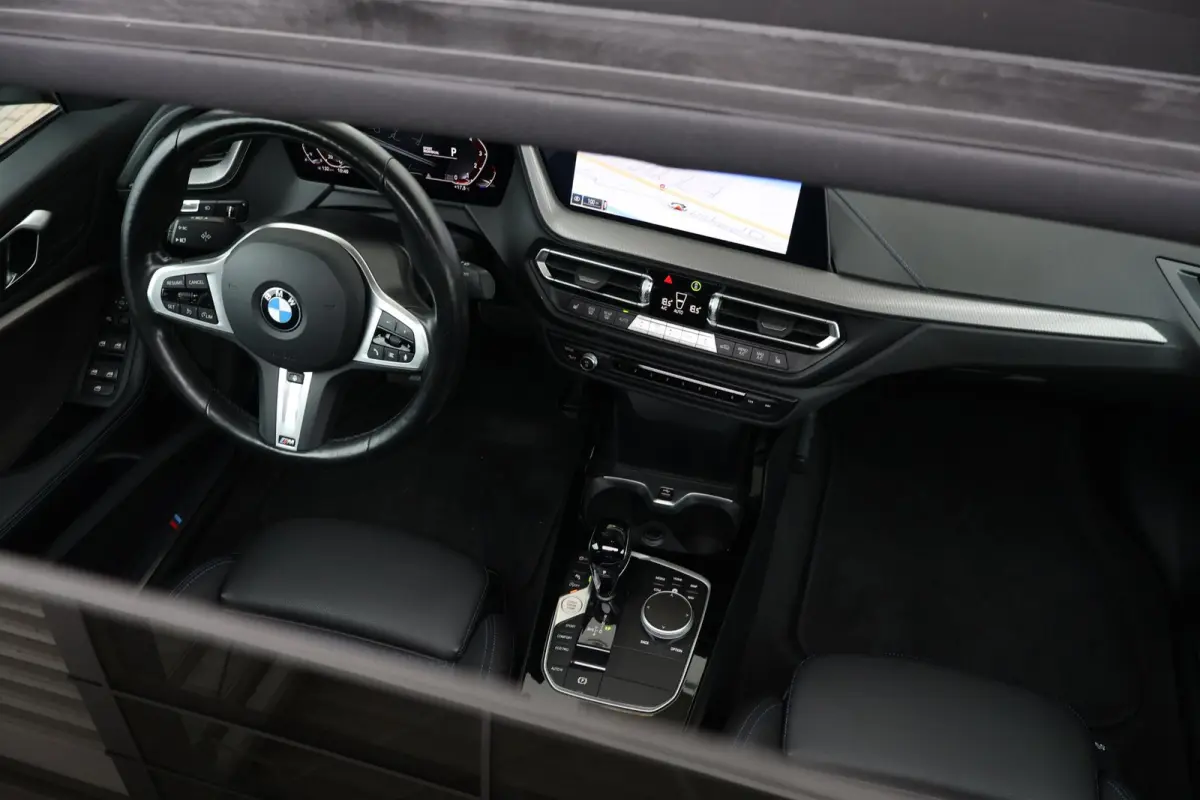 218i | Sport Pakket pro | Panorama Dak | Stuur & Stoelverwarming Voor | Adaptieve Led | Harman Kardon | Frozen Pure Grey |