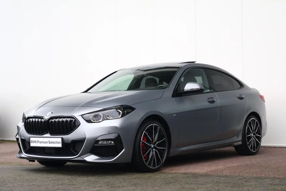 218i | Sport Pakket pro | Panorama Dak | Stuur & Stoelverwarming Voor | Adaptieve Led | Harman Kardon | Frozen Pure Grey |