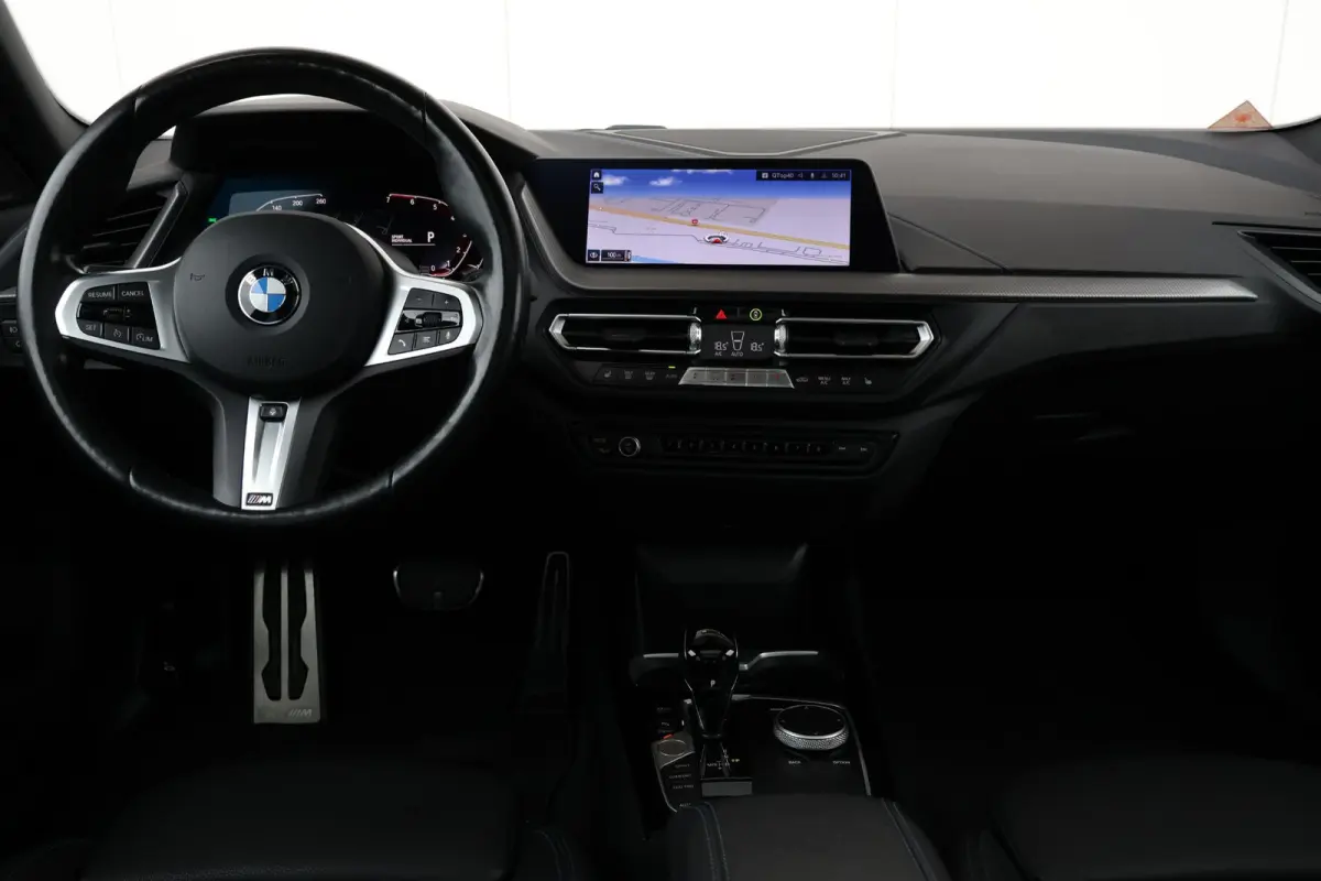 218i | Sport Pakket pro | Panorama Dak | Stuur & Stoelverwarming Voor | Adaptieve Led | Harman Kardon | Frozen Pure Grey |