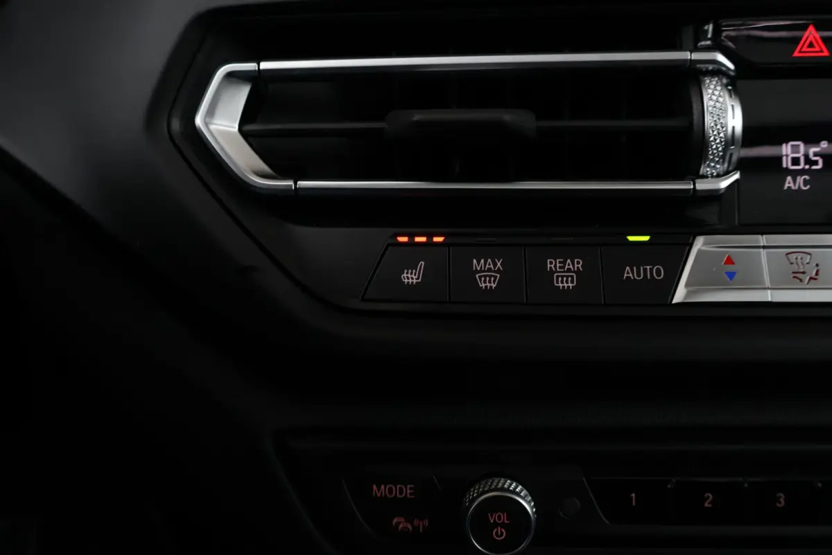 218i | Sport Pakket pro | Panorama Dak | Stuur & Stoelverwarming Voor | Adaptieve Led | Harman Kardon | Frozen Pure Grey |