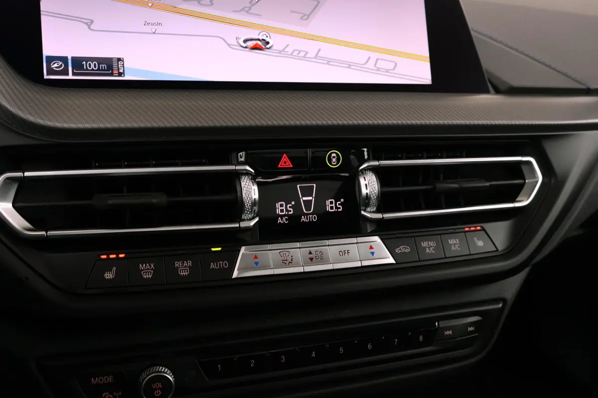 218i | Sport Pakket pro | Panorama Dak | Stuur & Stoelverwarming Voor | Adaptieve Led | Harman Kardon | Frozen Pure Grey |
