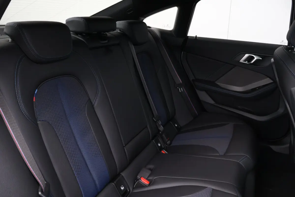 218i | Sport Pakket pro | Panorama Dak | Stuur & Stoelverwarming Voor | Adaptieve Led | Harman Kardon | Frozen Pure Grey |