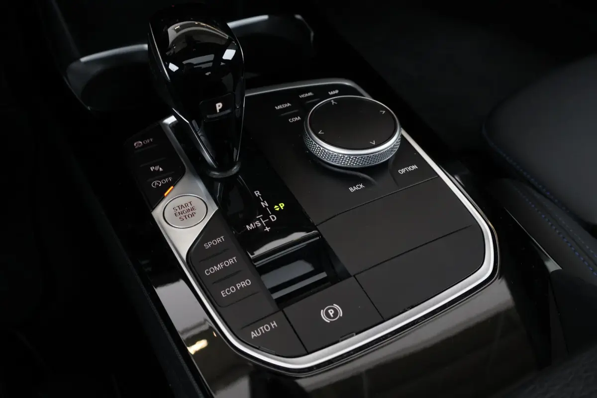 218i | Sport Pakket pro | Panorama Dak | Stuur & Stoelverwarming Voor | Adaptieve Led | Harman Kardon | Frozen Pure Grey |