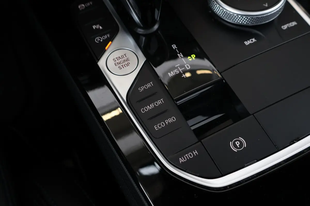 218i | Sport Pakket pro | Panorama Dak | Stuur & Stoelverwarming Voor | Adaptieve Led | Harman Kardon | Frozen Pure Grey |