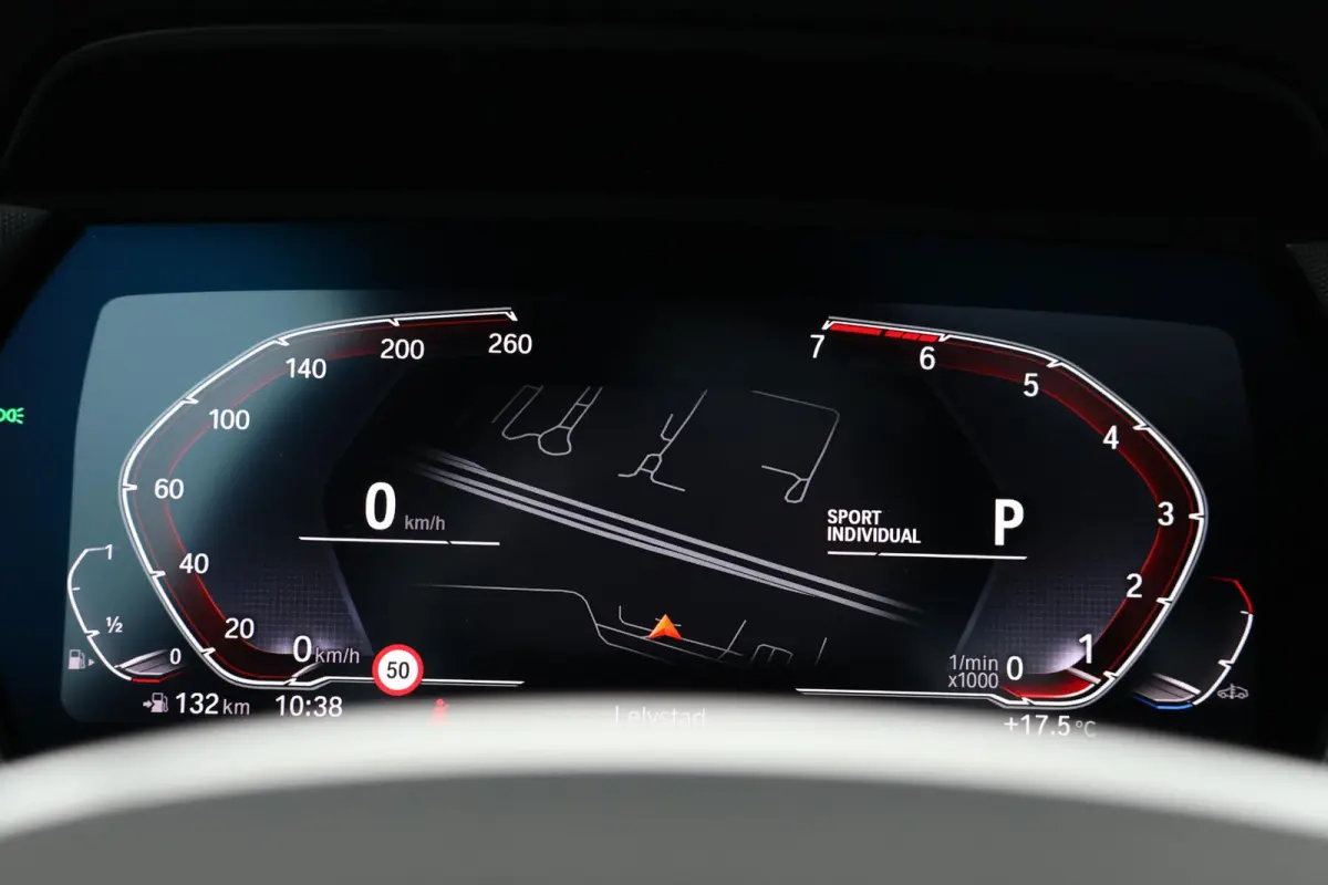 218i | Sport Pakket pro | Panorama Dak | Stuur & Stoelverwarming Voor | Adaptieve Led | Harman Kardon | Frozen Pure Grey |