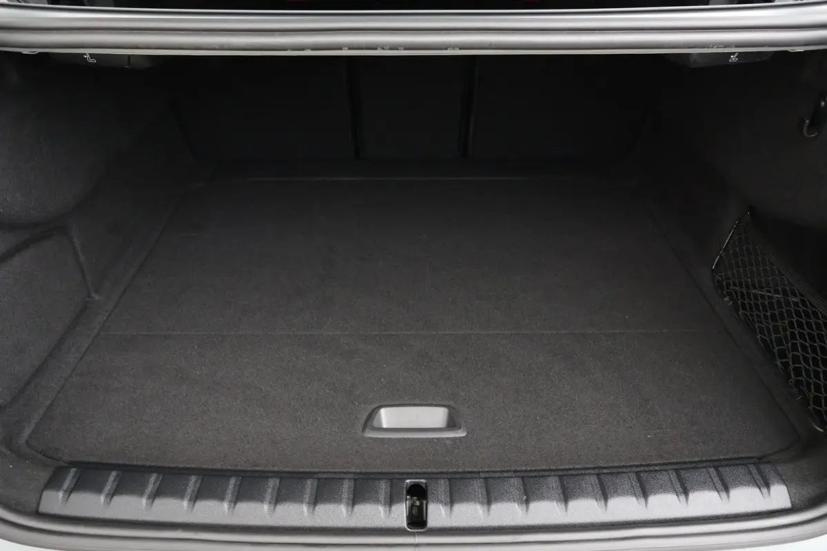 218i | Sport Pakket pro | Panorama Dak | Stuur & Stoelverwarming Voor | Adaptieve Led | Harman Kardon | Frozen Pure Grey |